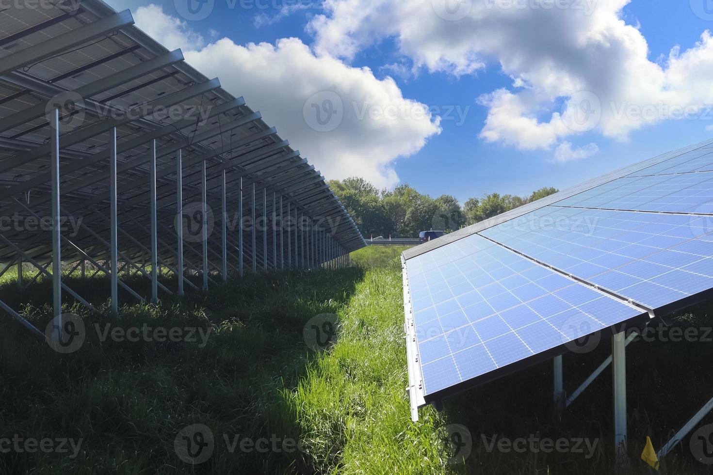 gerando energia limpa com módulos solares em um grande parque no norte da europa foto