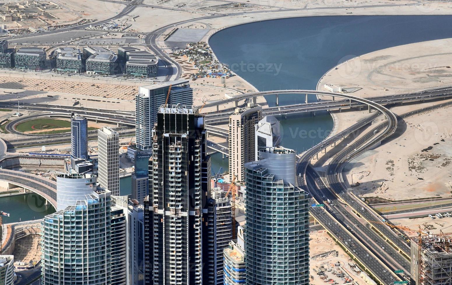 vista aérea sobre o centro da cidade de dubai em um dia ensolarado foto