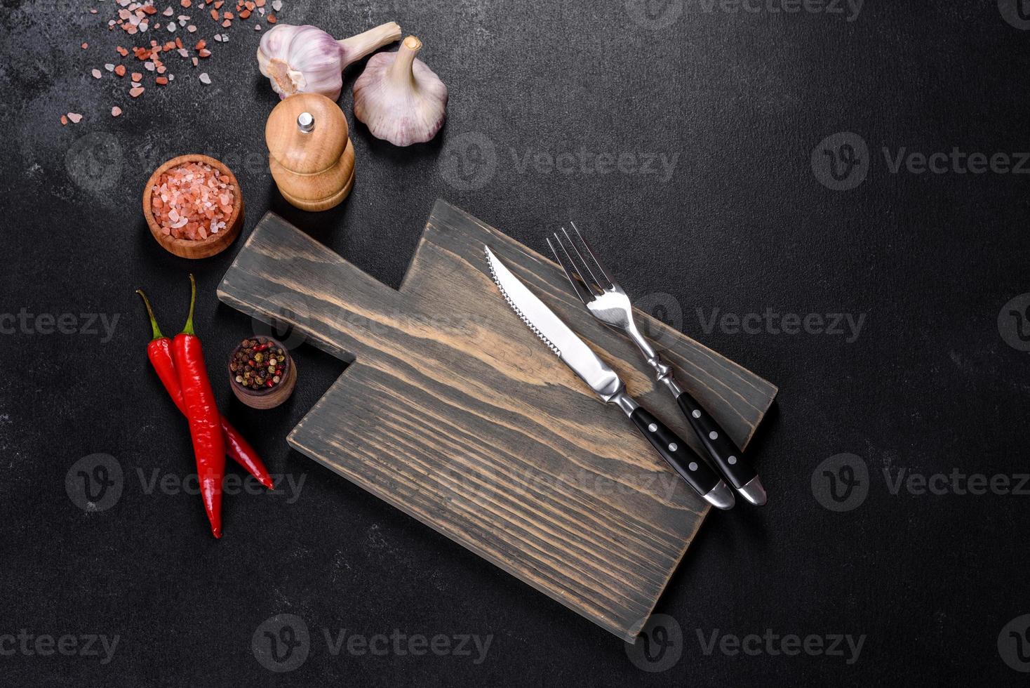 um prato vazio com uma faca, garfo ou colher com uma tábua de madeira foto