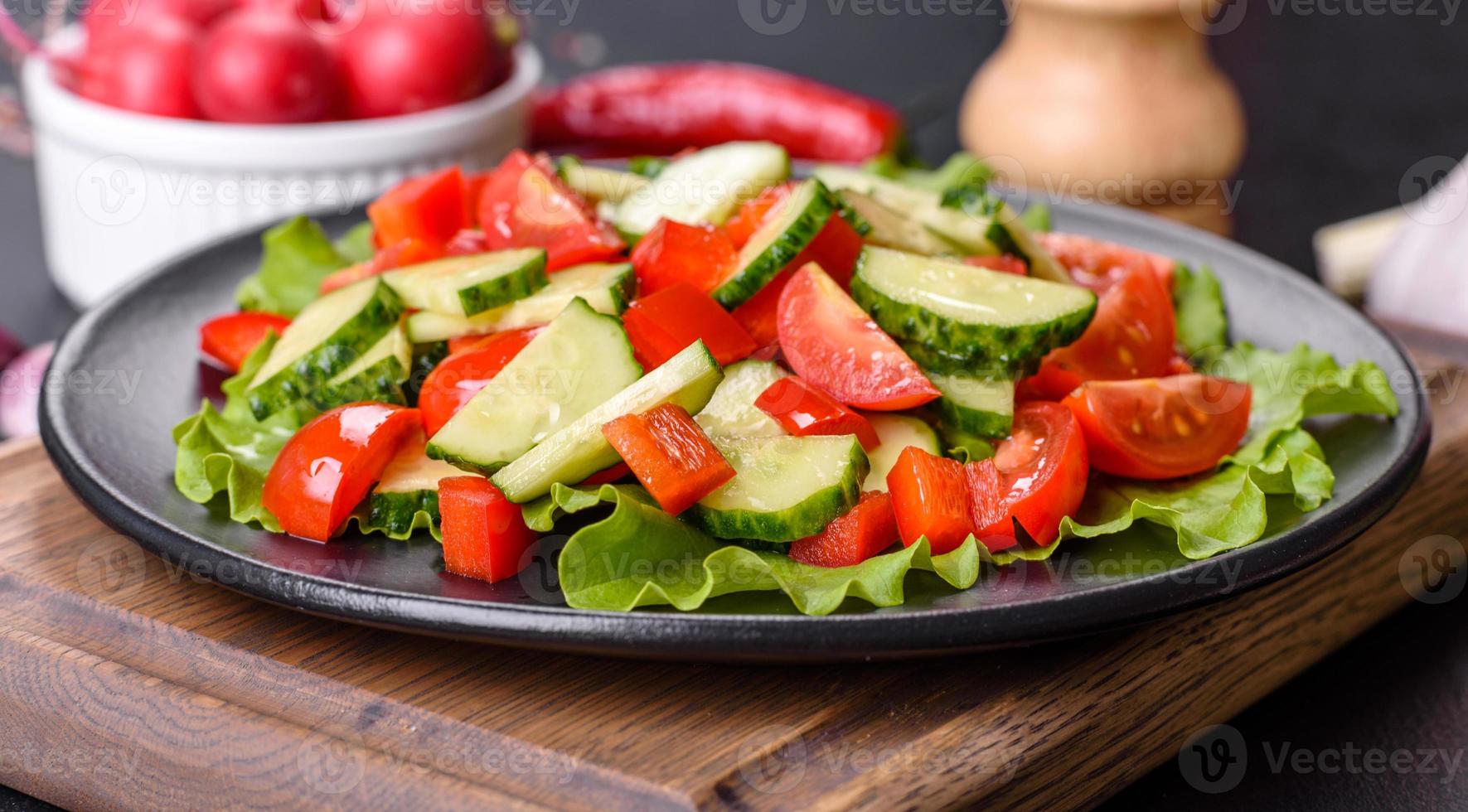 salada de alface, pepino, espinafre, tomate e ovos de codorna com ervas e limão foto