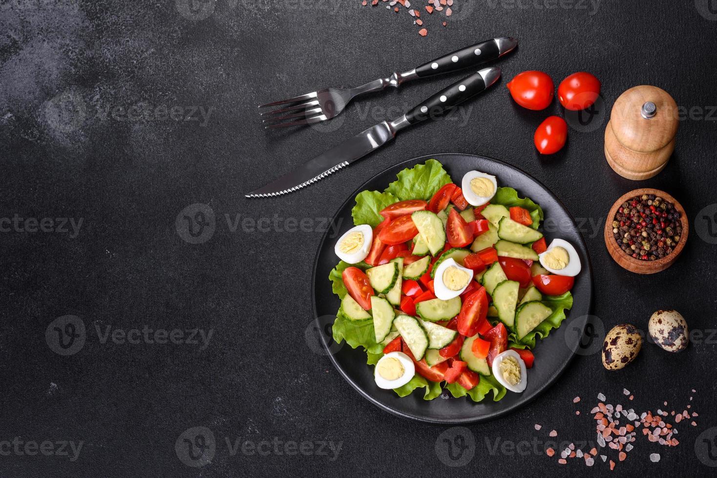 salada de alface, pepino, espinafre, tomate e ovos de codorna com ervas e limão foto