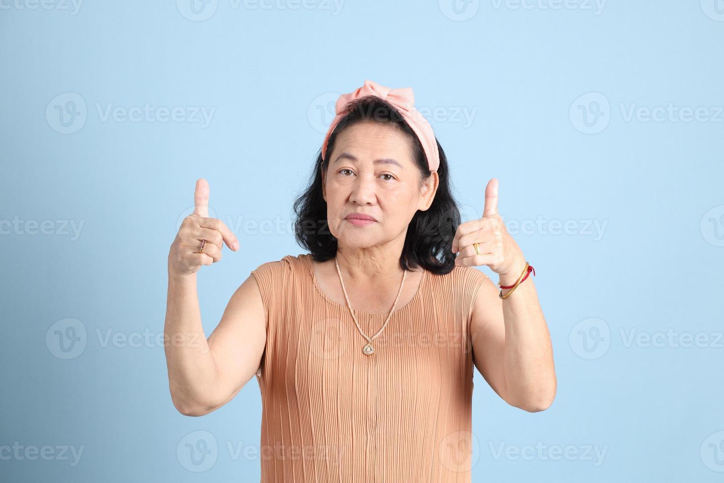 mulher asiática sênior foto