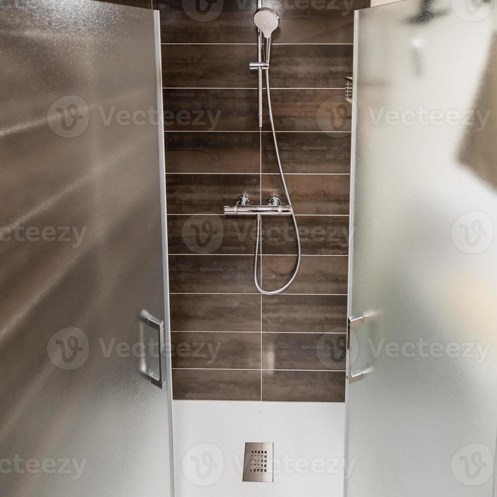 nova cabine de duche após a renovação. pureza e frescura. foto
