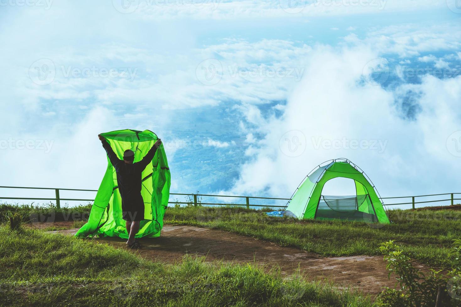 homem asiáticos viagens relaxam acampar no feriado. na montanha.tailândia foto