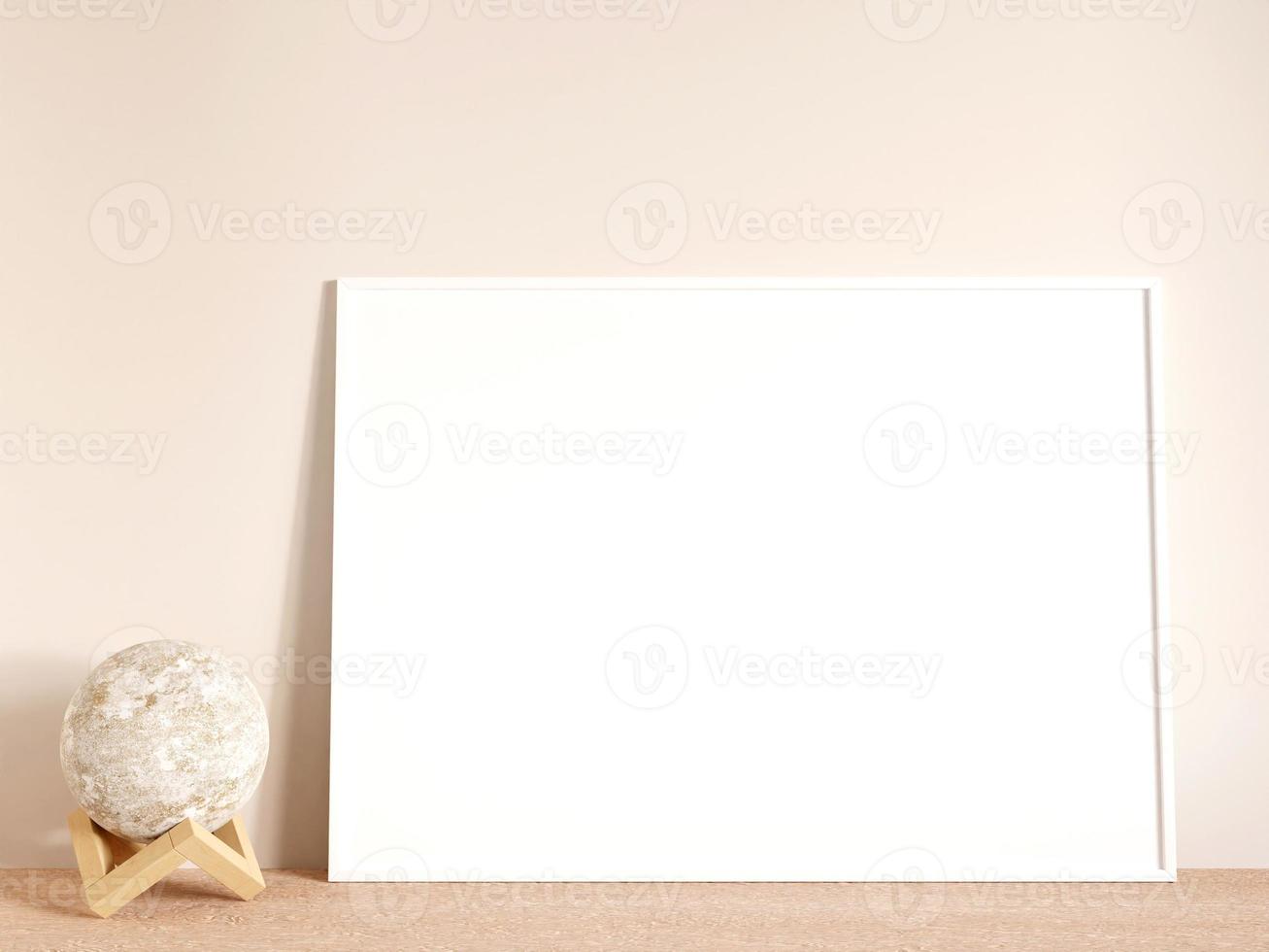cartaz branco horizontal moderno e minimalista ou maquete de moldura na mesa de madeira da sala de estar. renderização 3D. foto