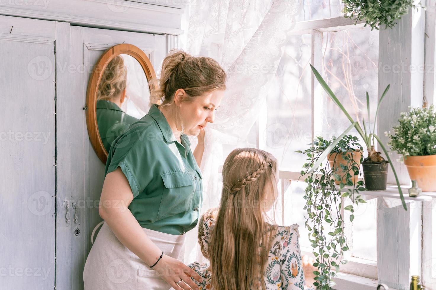 mãe mãe filha criança casa foto