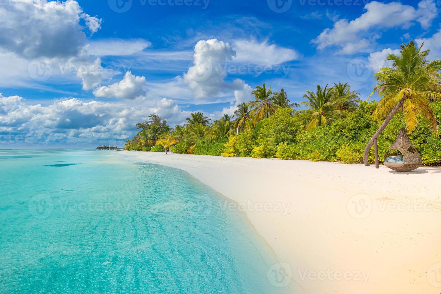 paraíso tropical da praia do hotel resort. natureza incrível, costa, costa. férias de verão, aventura de viagem. paisagem de férias de luxo, lagoa oceânica deslumbrante, palmeiras de céu azul. relaxar idílico inspirar praia foto