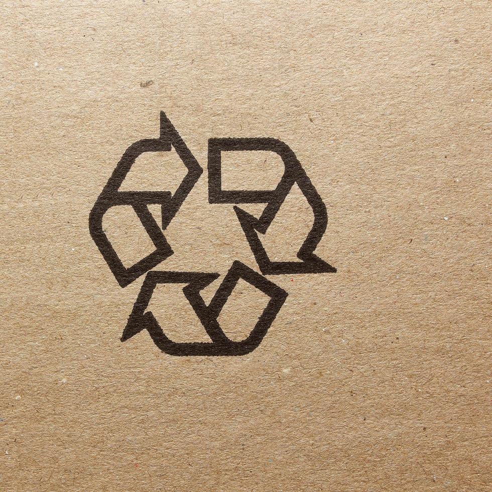 close-up de imagem fina do símbolo frágil preto grunge em papelão foto