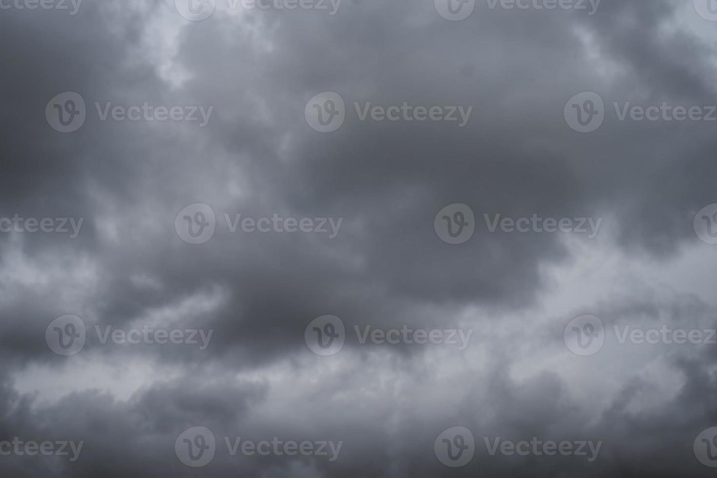 tempestade da estação chuvosa. desfocar o fundo escuro do céu e nuvens foto