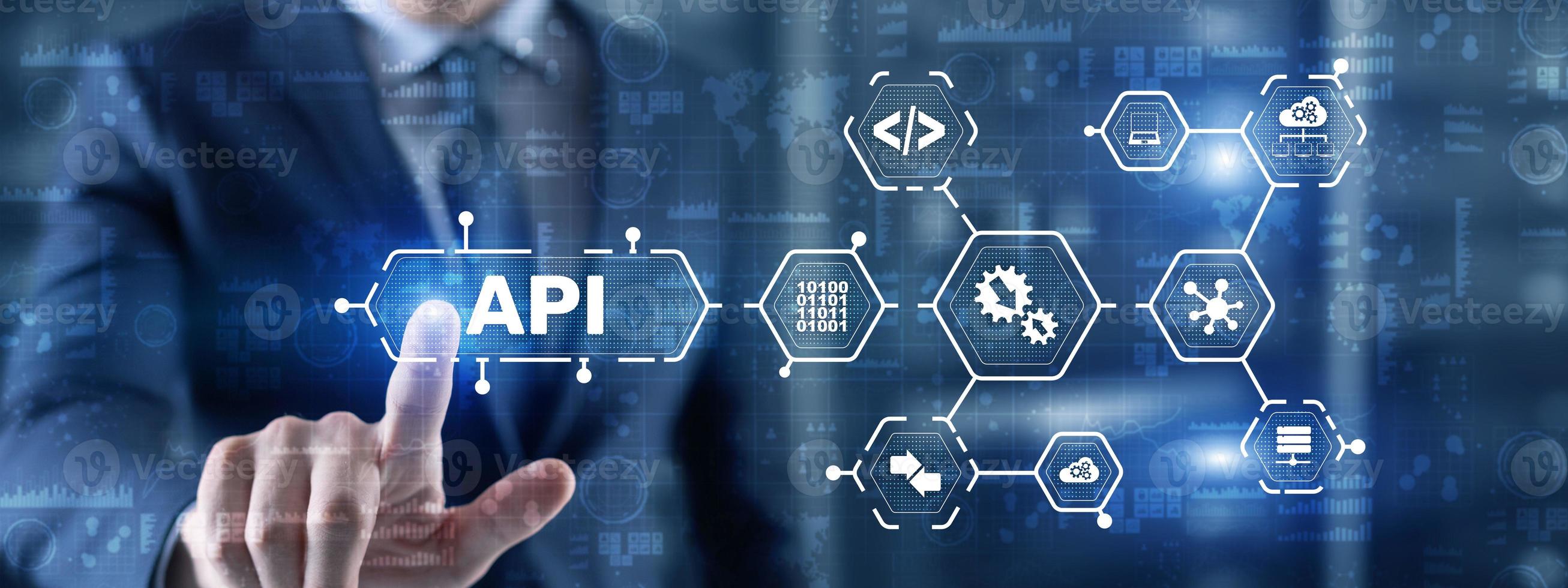 interface de programação de aplicativos. ferramenta de desenvolvimento de software API. conceito de tecnologia da informação. empresário pressiona ícone de texto API em uma interface virtual foto