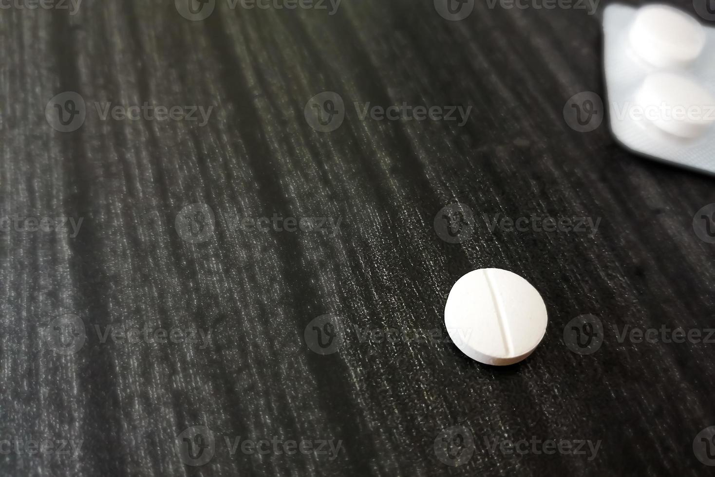 pílulas de medicina farmacêutica sobre fundo preto. foto