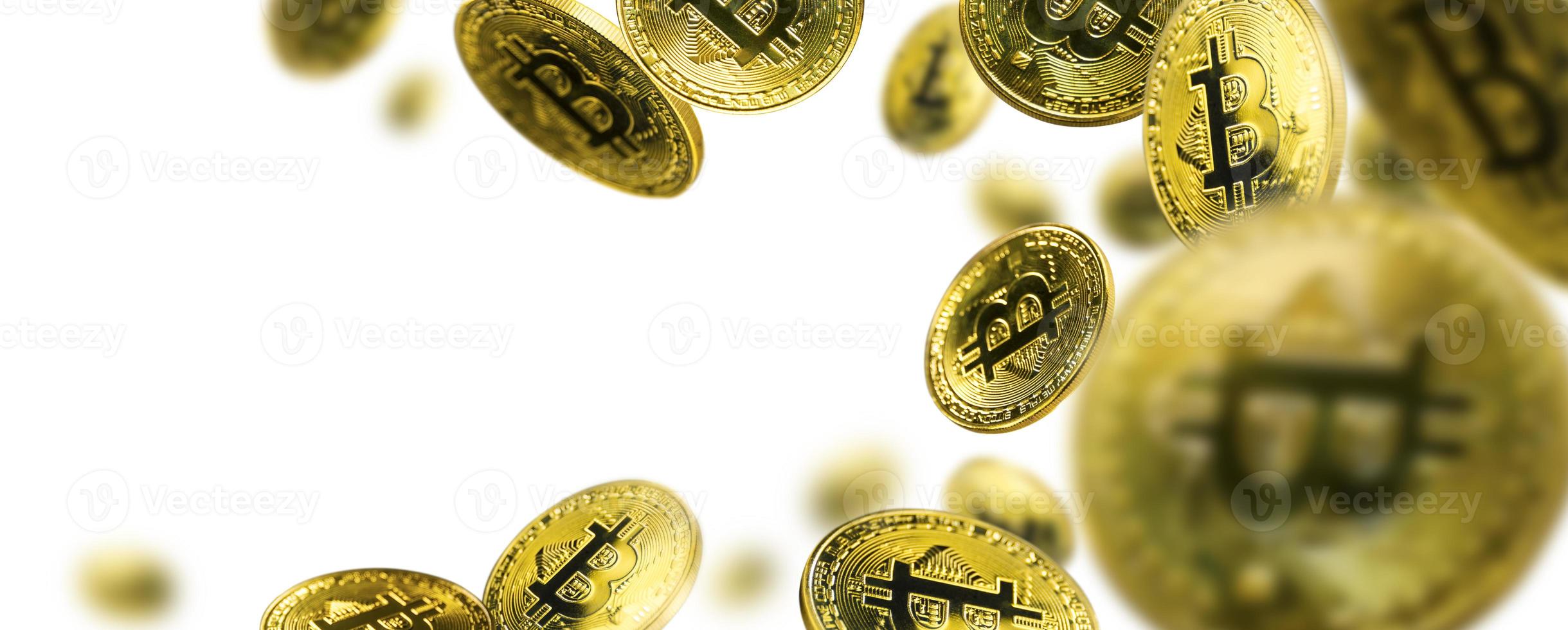 moeda de ouro bitcoin levita em um fundo branco foto