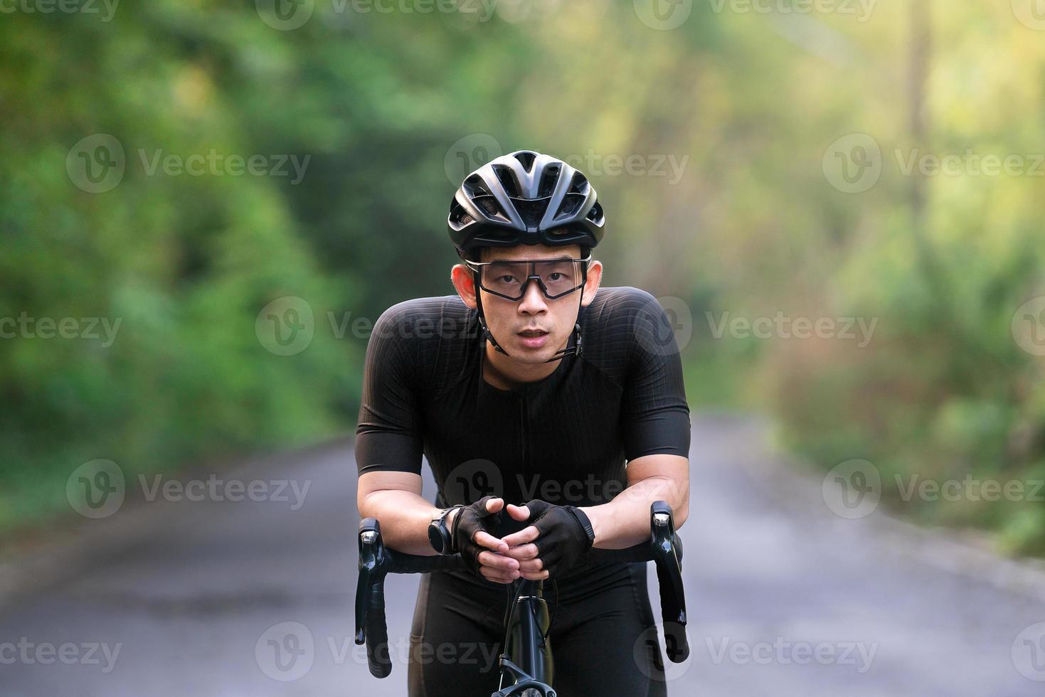 andar de bicicleta cansado e descansar durante o passeio de bicicleta na rua, estrada, com alta velocidade para hobby de exercícios e competição em tour profissional foto