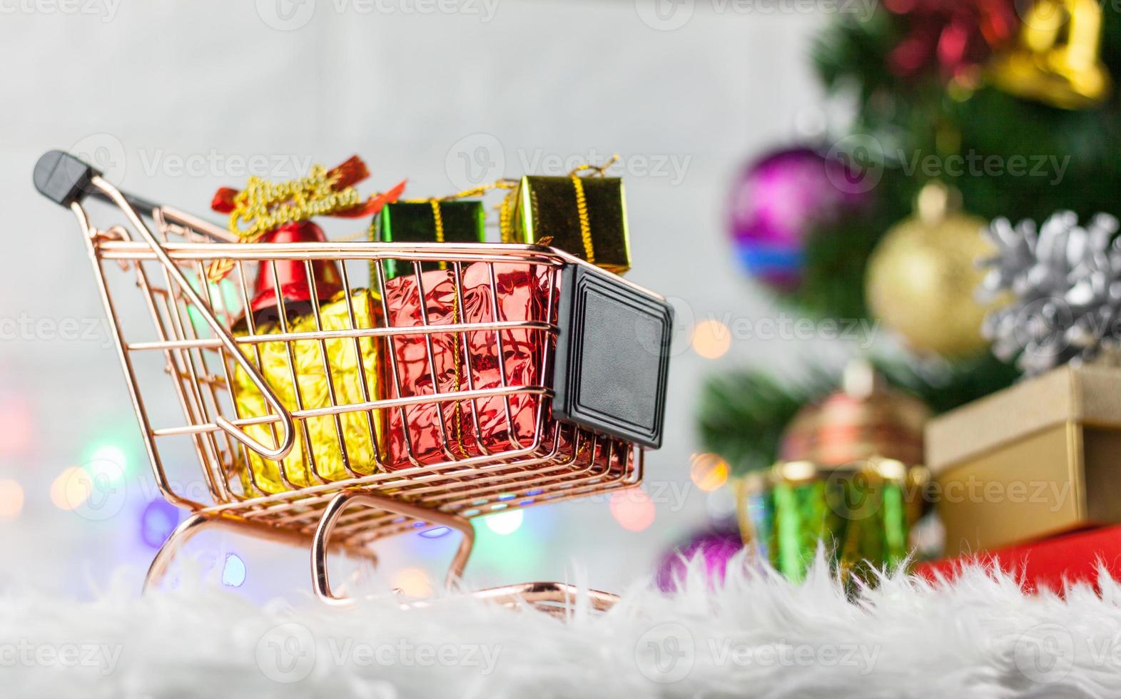 caixa de presente de ouro de fundo de feliz natal com fitas vermelhas e decorações em fundo de algodão de vison branco. vista superior.celebration festival de natal foto