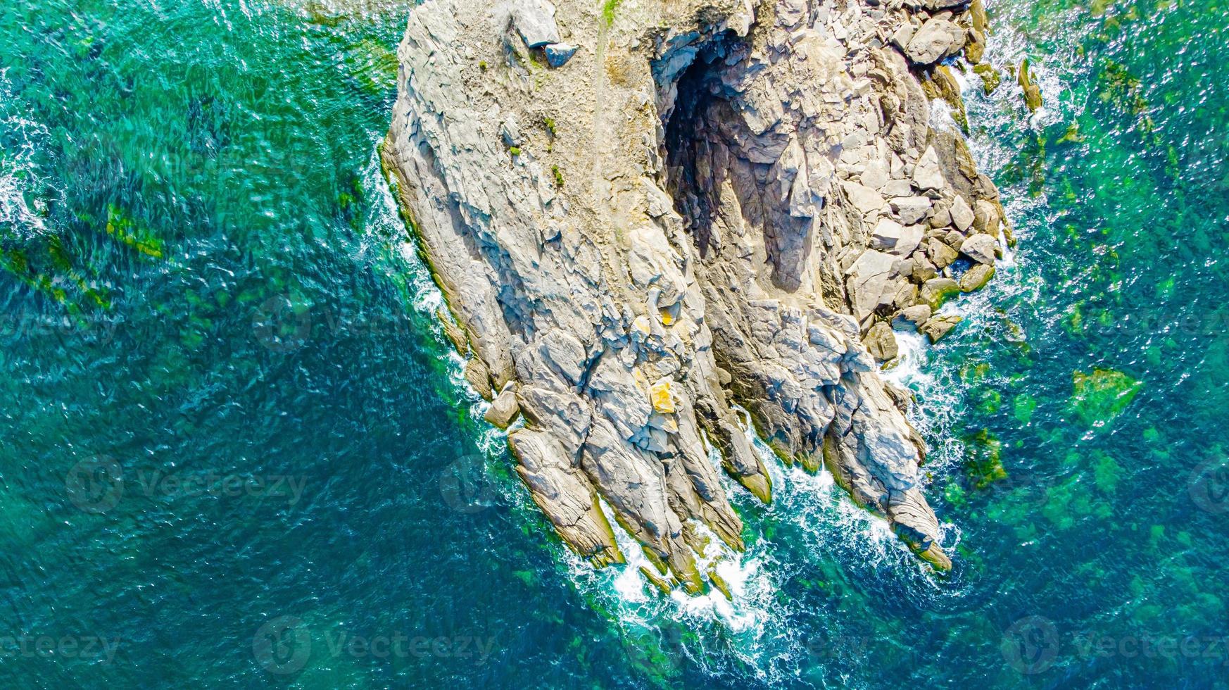 carne enseada rock com salpicos de água, Cape Breton, Nova Escócia foto