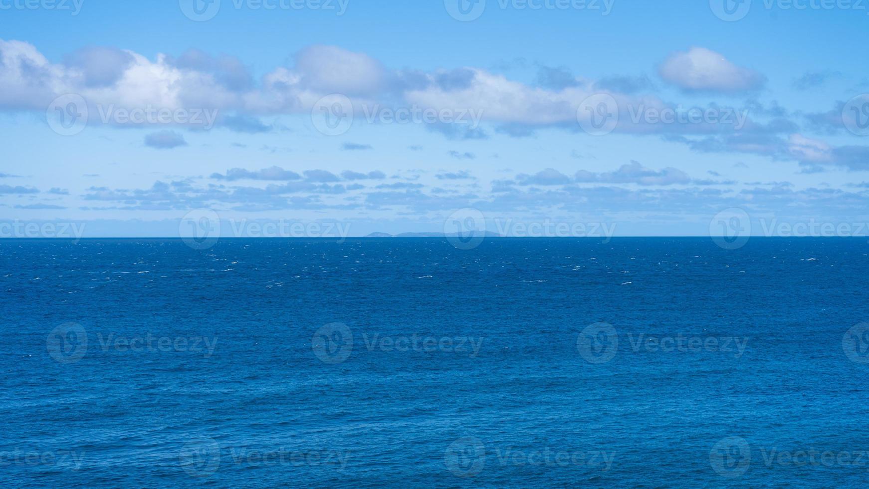 uma ilha distante vista de meat's cove, cape breton foto