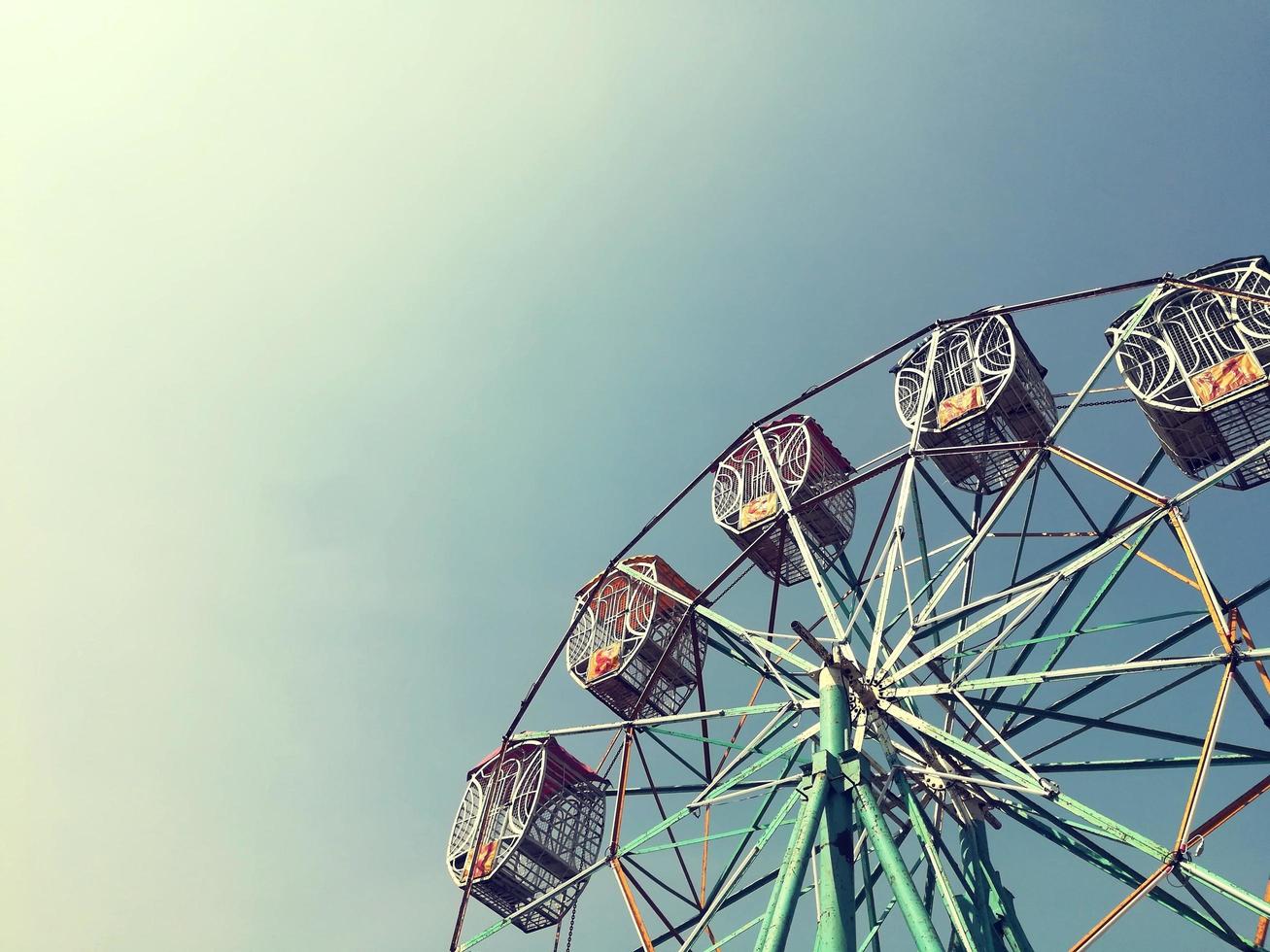 o parque de diversões swing e céu vintage. foto