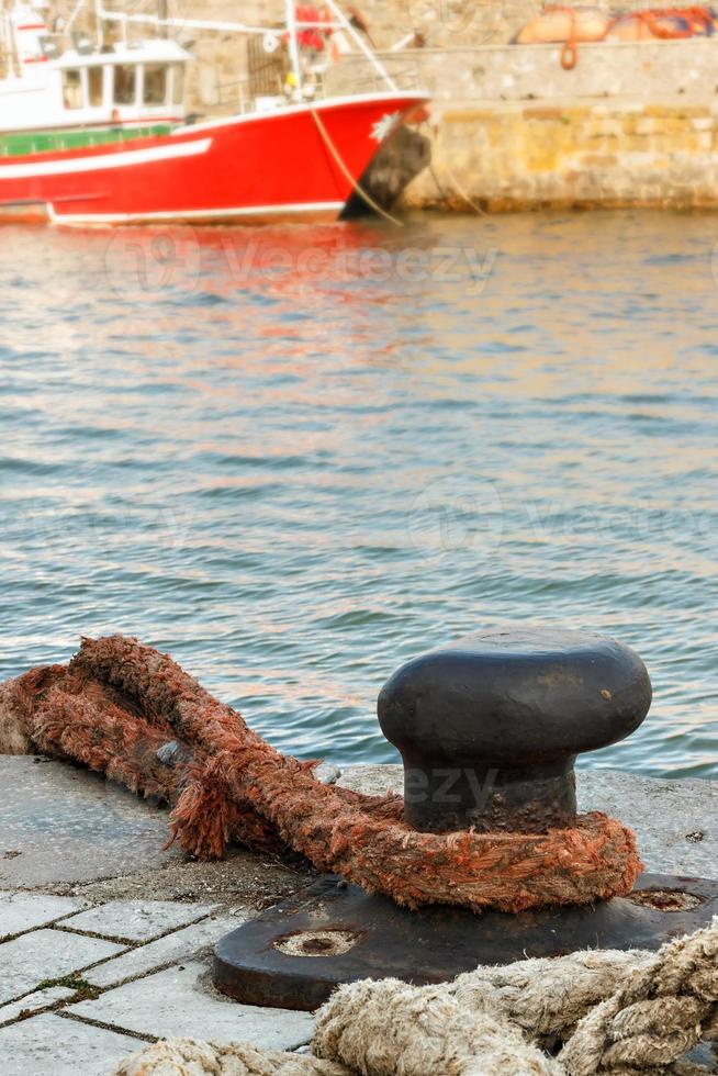 cais de ferro no porto com uma grande corda. imagem vertical. foto