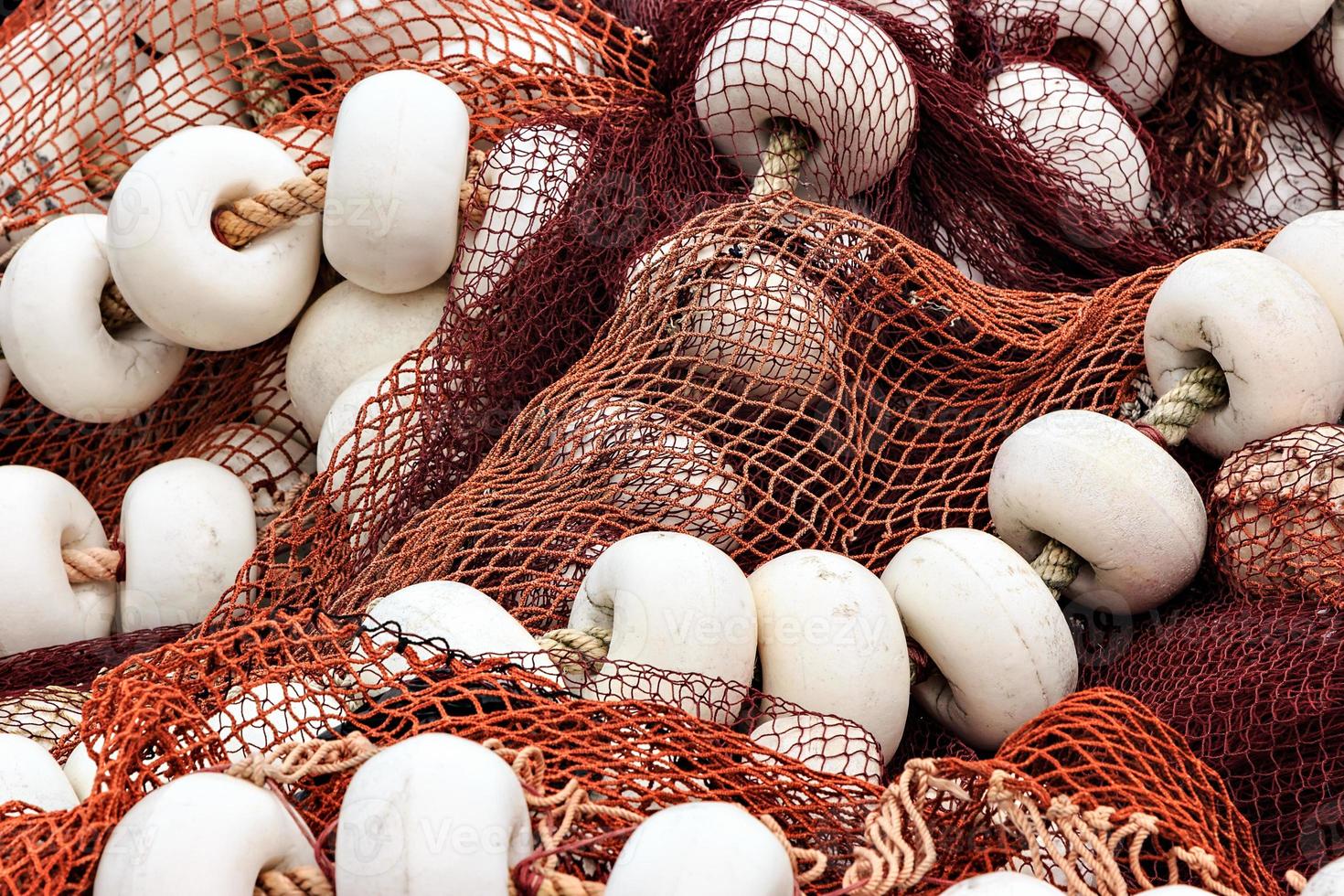 redes de pesca com rolhas no porto de santona, cantábria, espanha. imagem horizontal. foto