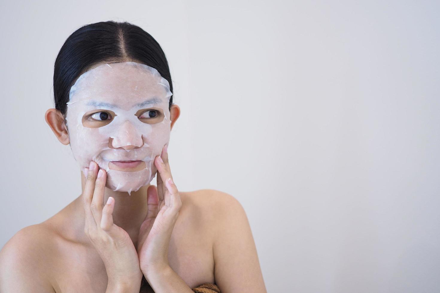 jovem com máscara cosmética no rosto. foto