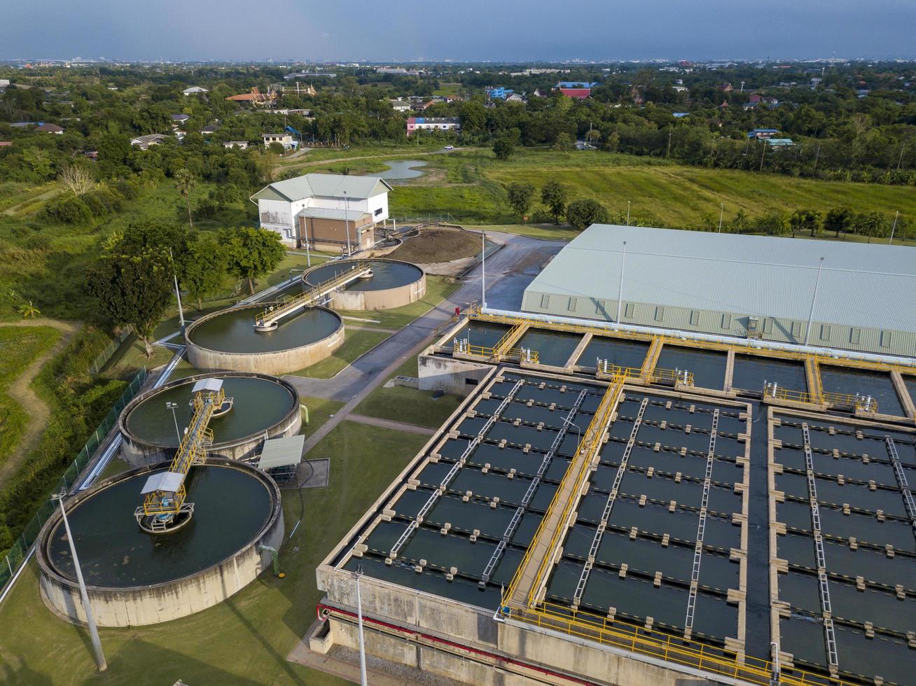 vista aérea do tanque de abastecimento e tratamento de água para limpar e reciclar as águas residuais contaminadas do parque industrial foto