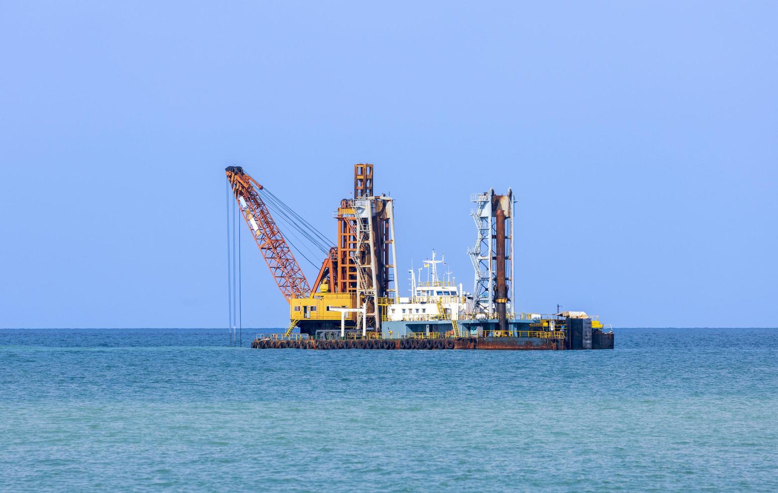 o navio de dragagem está jogando lama no litoral para manter o nível da água para o transporte de grandes embarcações enquanto destrói o habitat marinho na costa foto