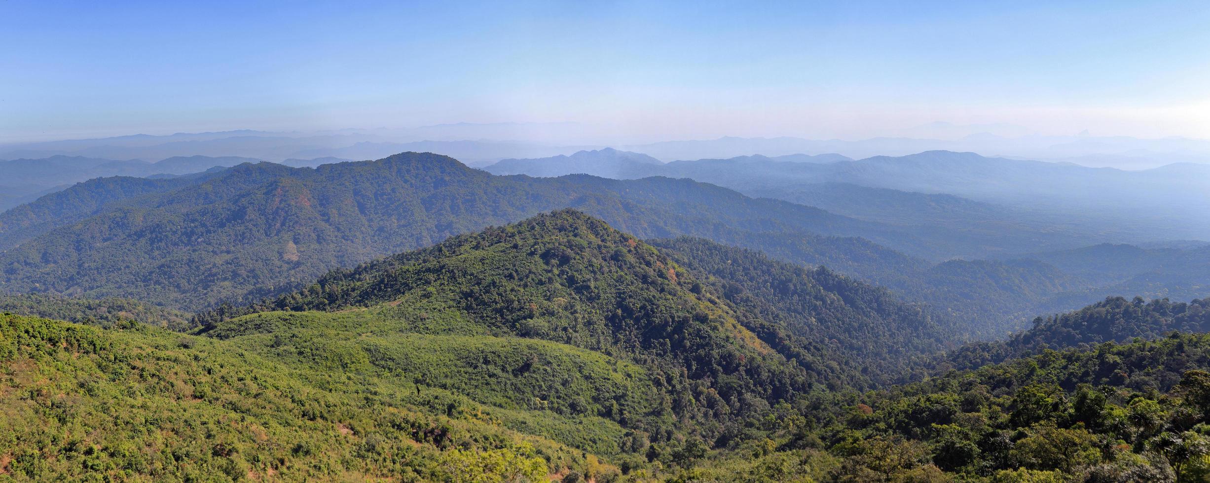 vista panorâmica da montanha da floresta tropical em mianmar do ponto de vista de kyaiktiyo, estado de seg foto