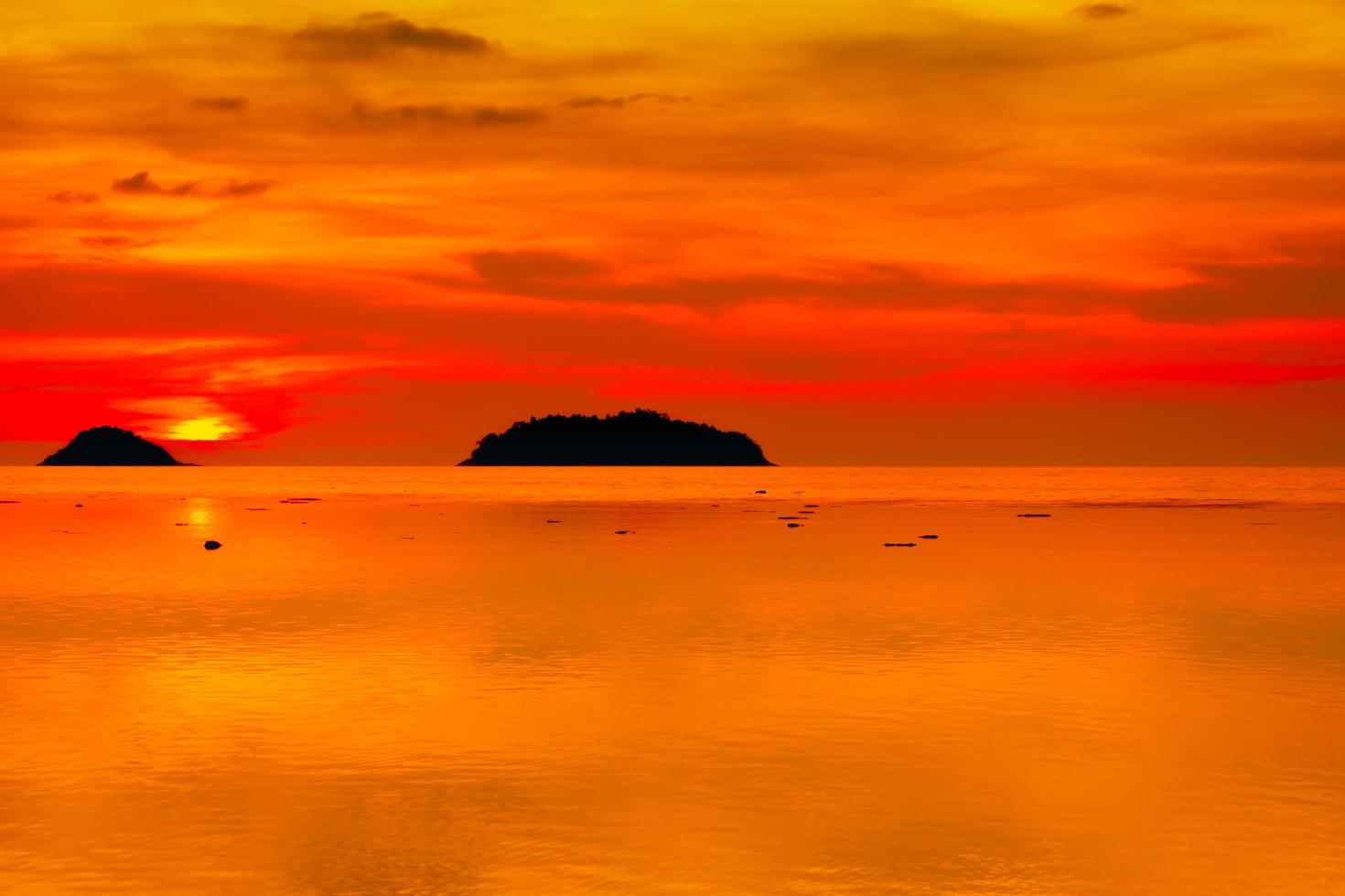 paisagens marinhas do belo pôr do sol na praia do mar com nuvem, céu laranja de férias foto