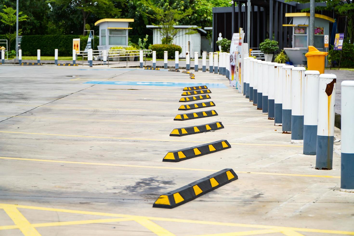 estacionamento ao ar livre está alinhado em um longo caminho. foto