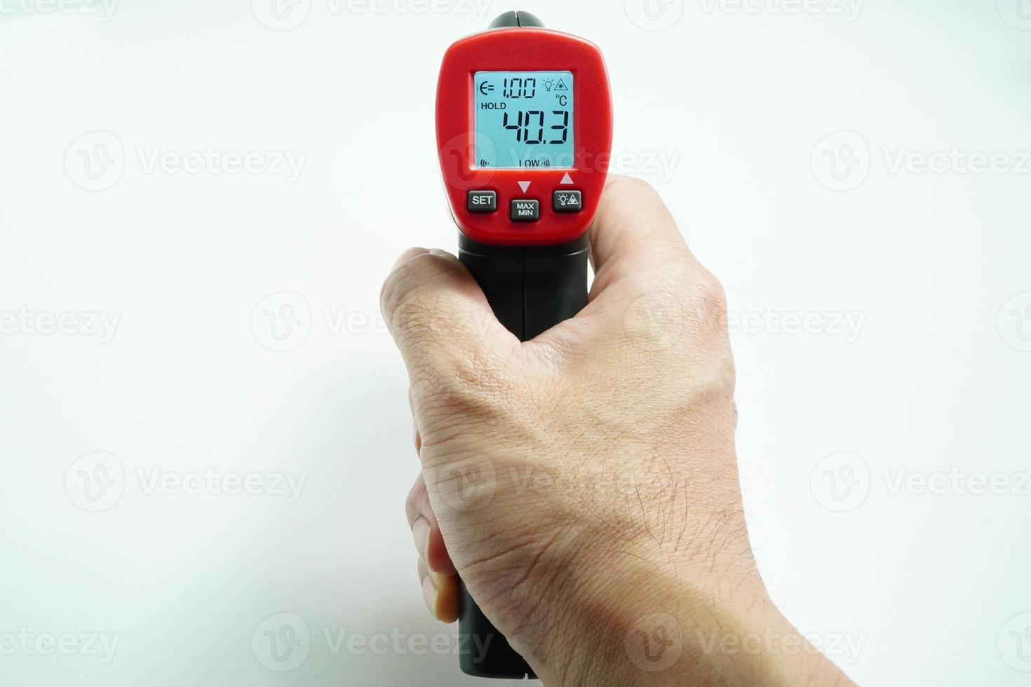 termômetro eletrônico médico com indicadores de alta temperatura corporal, covid-19, em um fundo branco foto