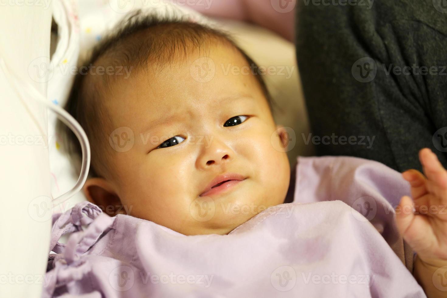 bebê asiático doente em um hospital. criança ficou com febre e chorando no hospital. foto
