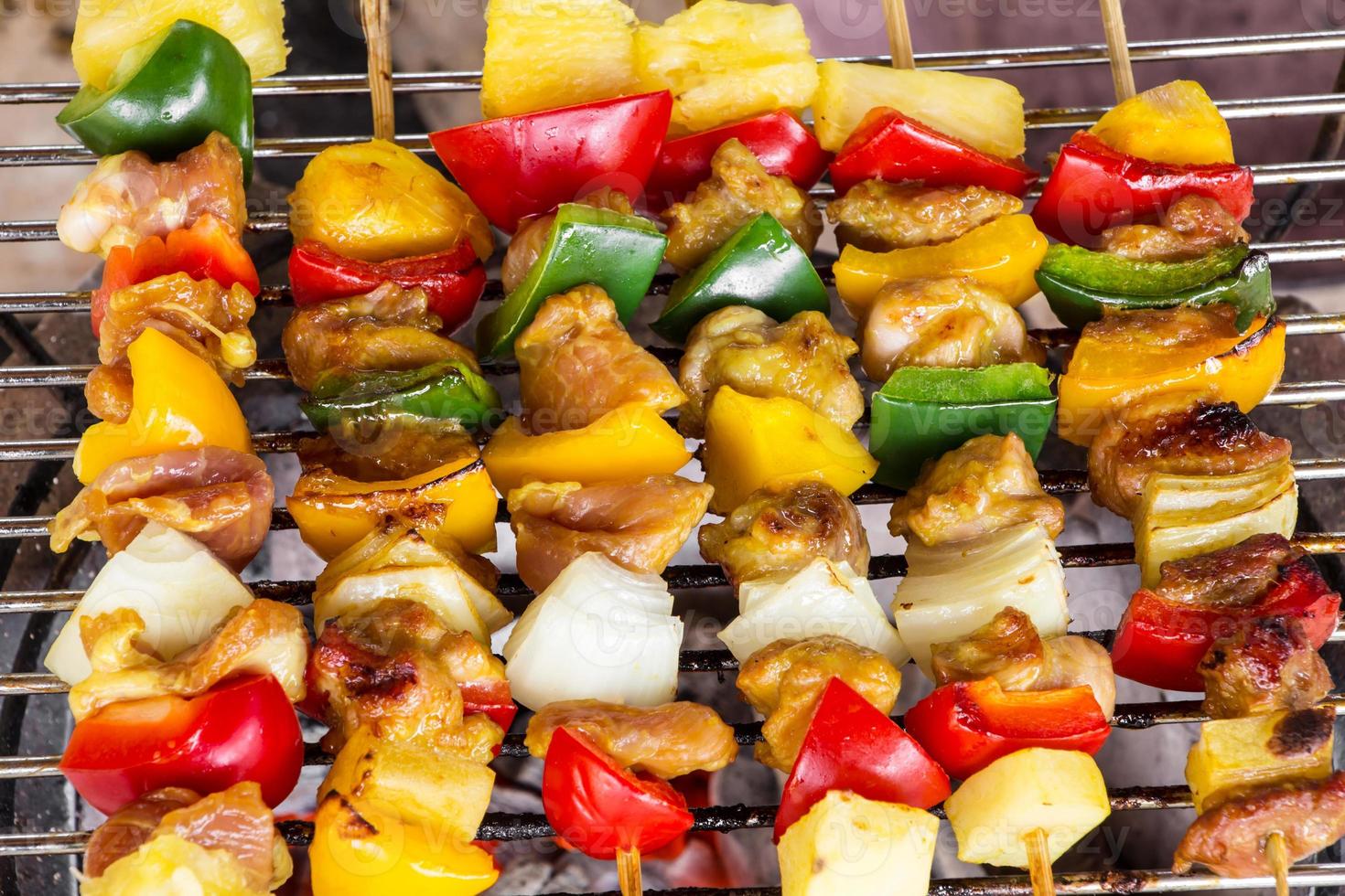 carne grelhada com legumes para festa de churrasco em família foto