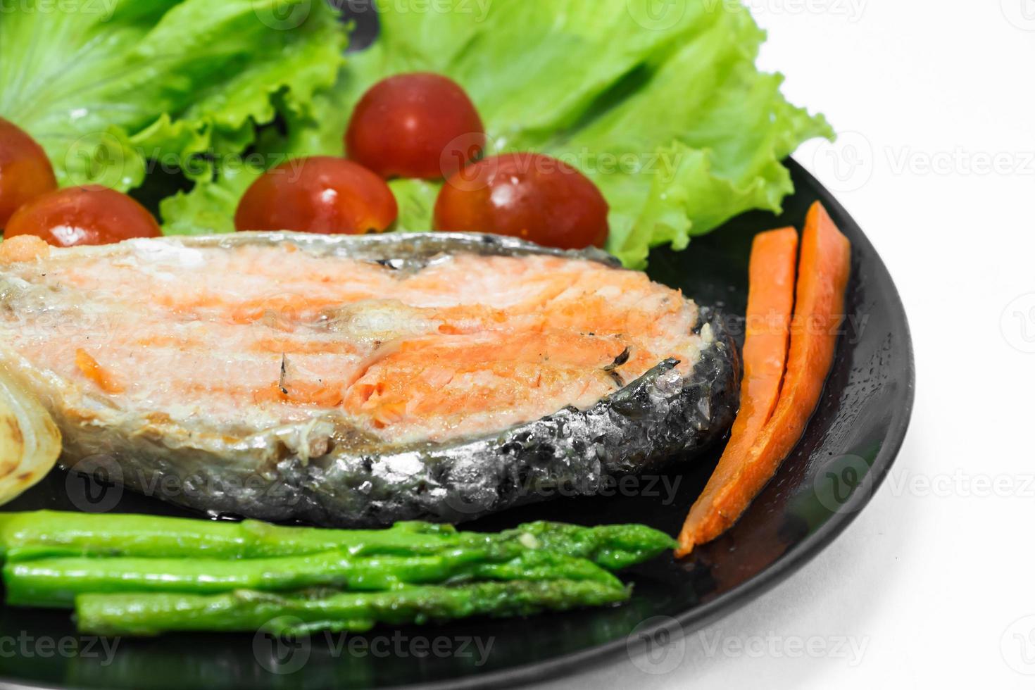 bife de salmão grelhado crocante foto