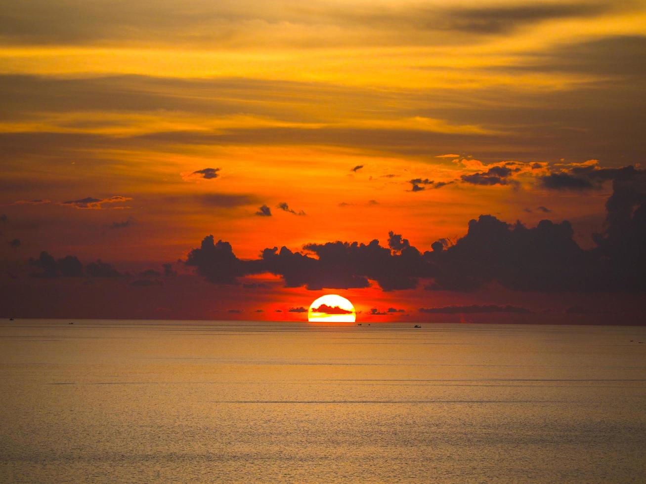 vista do pôr do sol à noite no cabo promthep, phuket foto