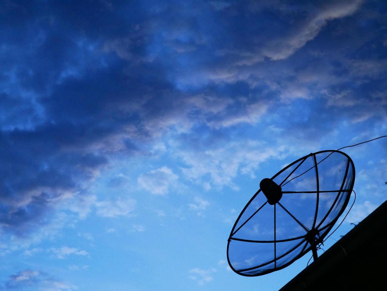 a antena parabólica foi instalada na casa à noite. foto