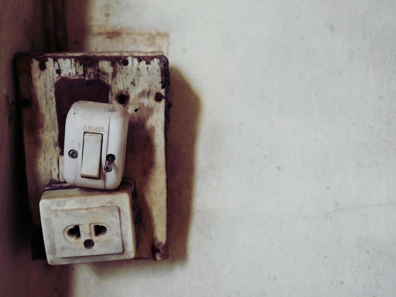 um interruptor de luz muito antigo que não está em uso. foto