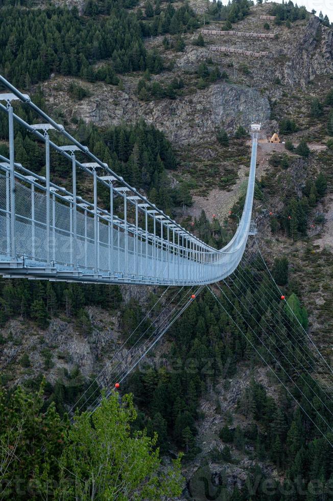 a ponte tibetana mais longa da europa, 600 metros de comprimento e 200 metros de altura na paróquia de canillo em andorra foto