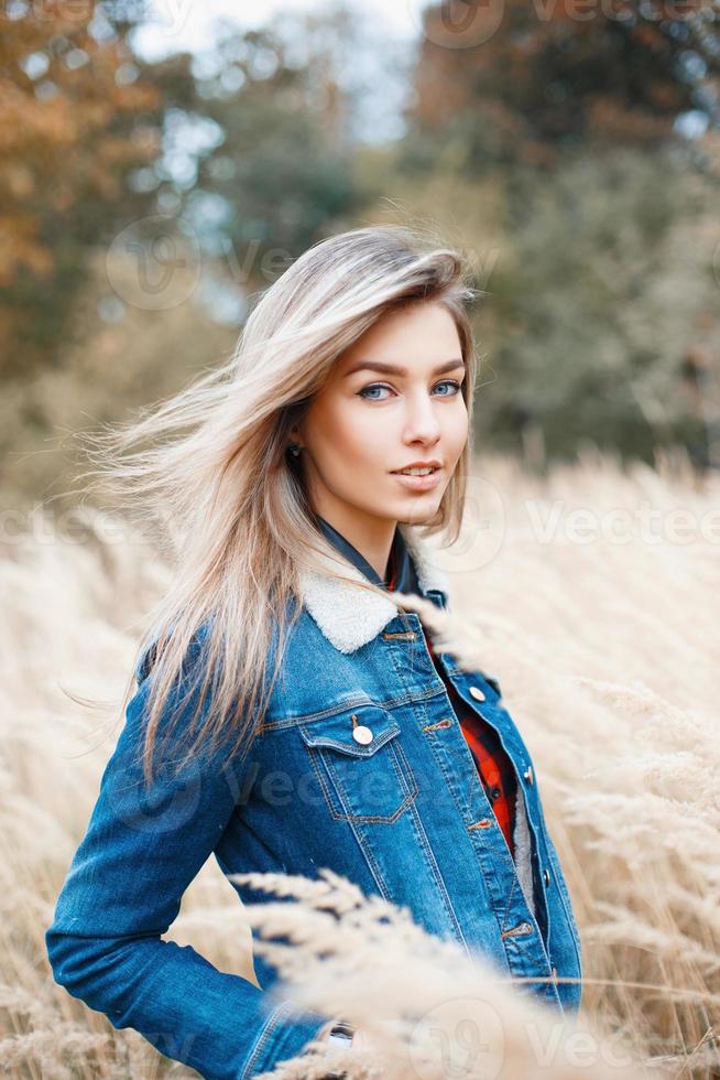 elegante mulher jovem e bonita na jaqueta jeans com peles. foto