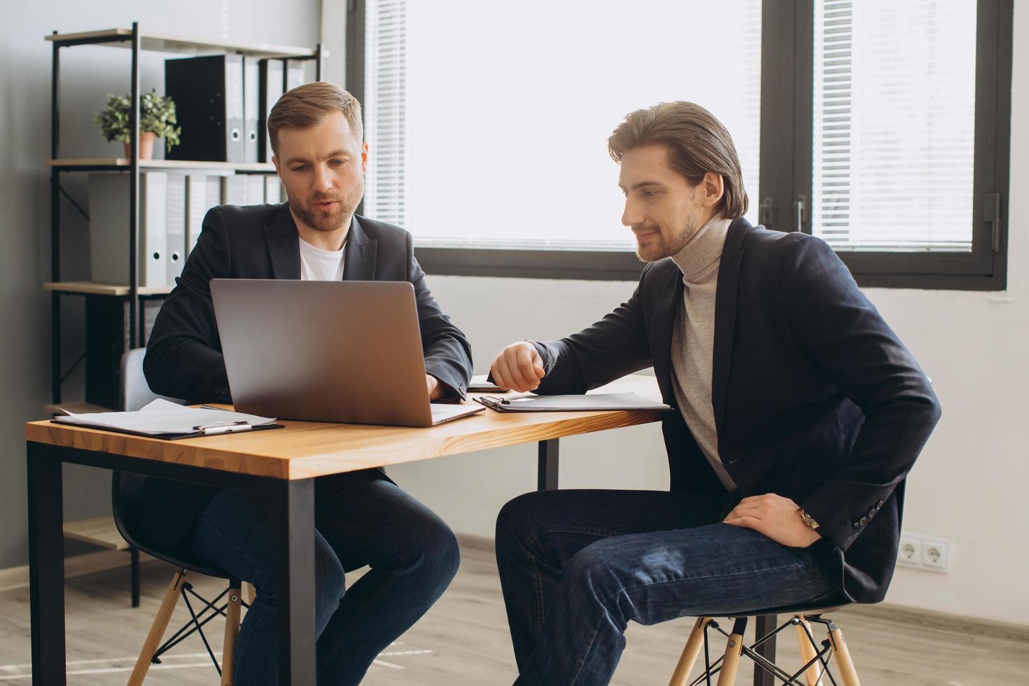 recrutador durante entrevista de emprego de negócios no escritório com candidato do sexo masculino foto