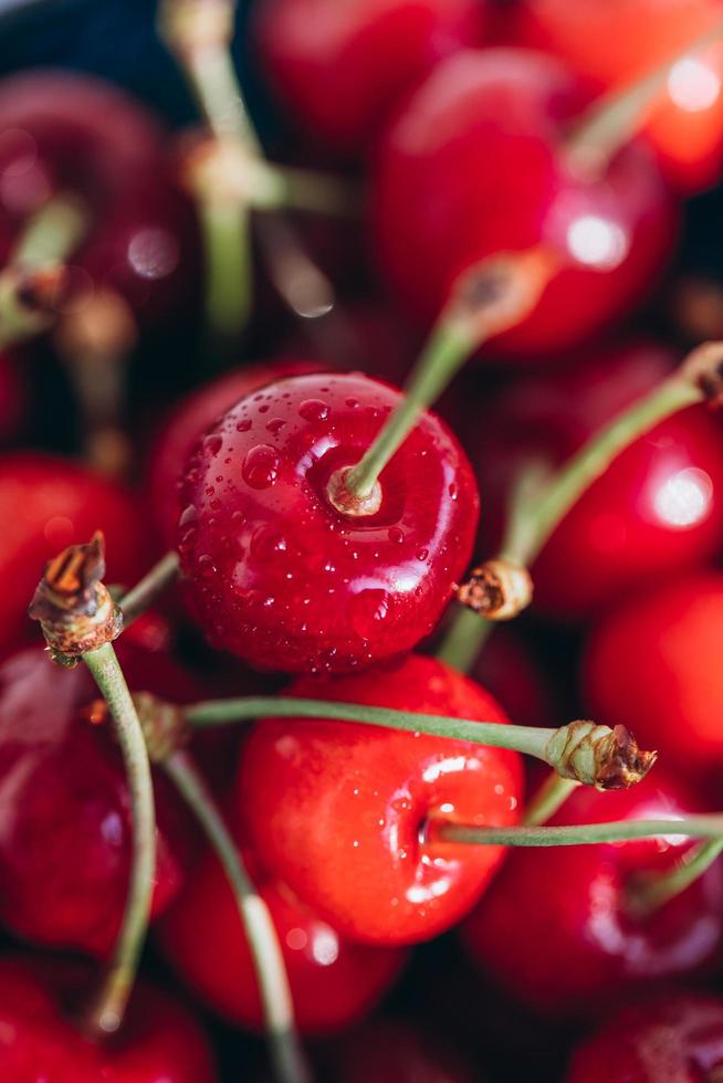 cereja vermelha suculenta brilhante em gotas de água. foto