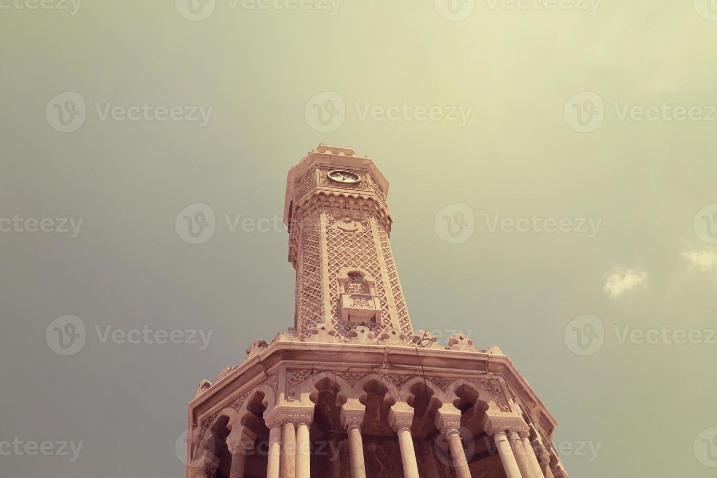 izmir, turquia, torre do relógio na praça konak foto