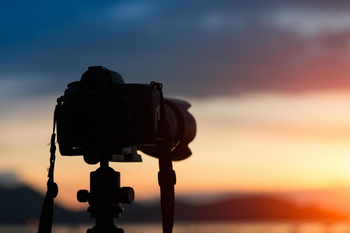 fotógrafo profissional de natureza e a montanha ao pôr do sol foto