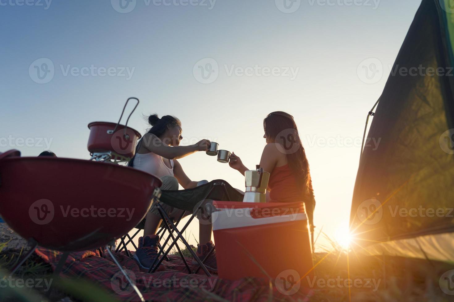 ásia jovem acampamento floresta aventura viagens remoto relaxar conceito. foto