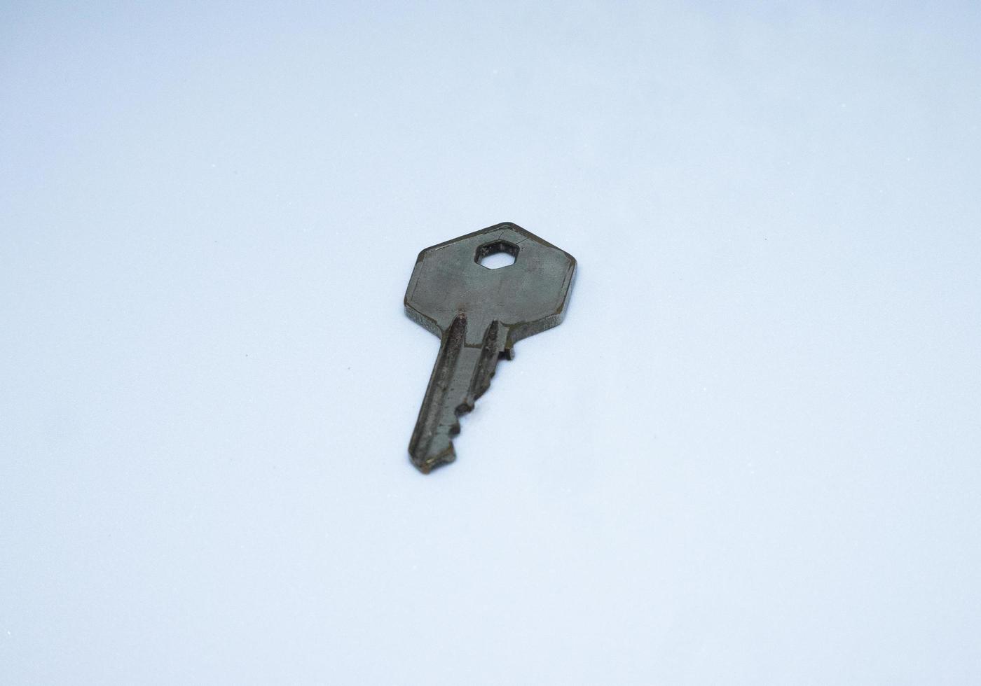 chave de quarto velho isolado, fundo branco foto