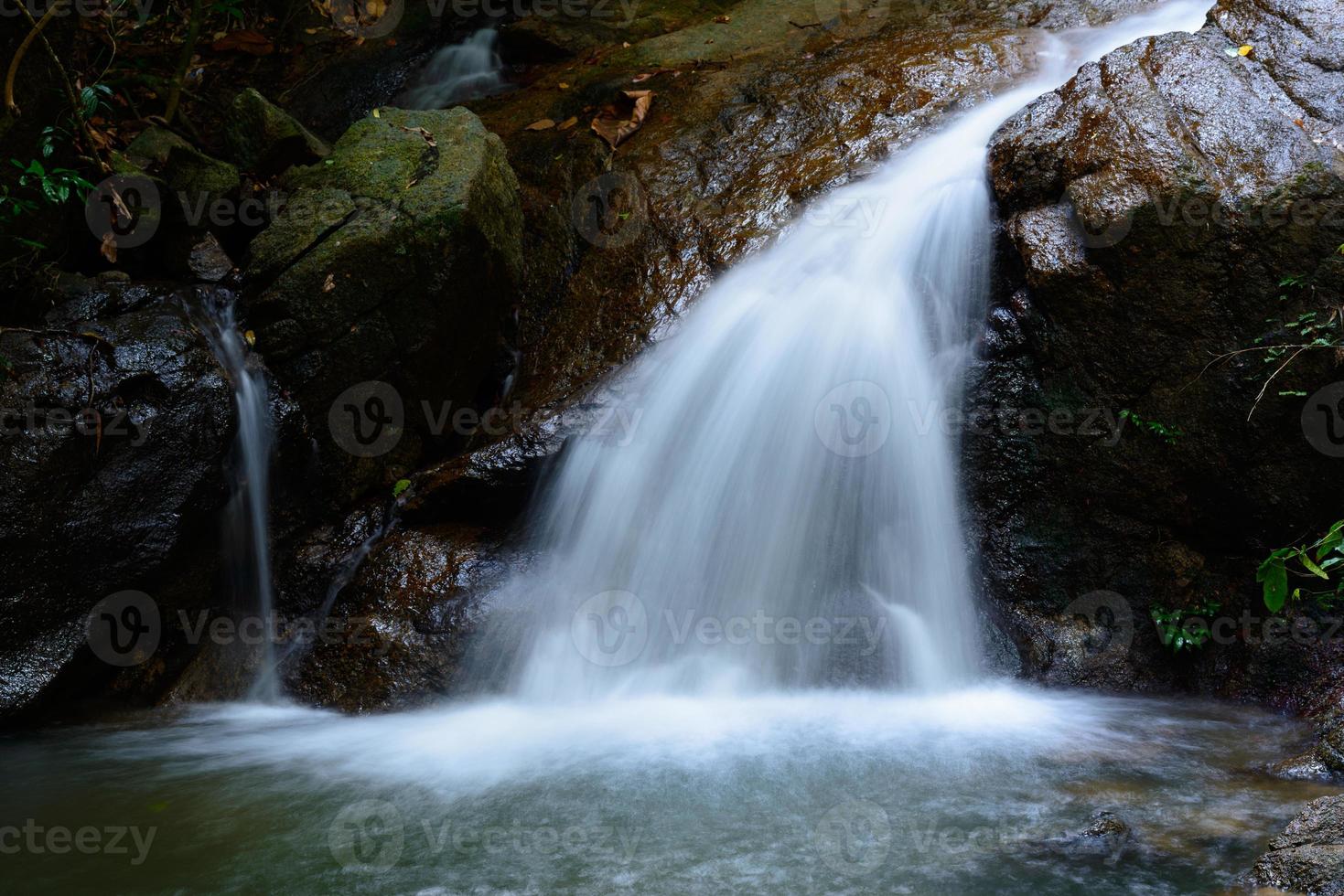 bela cachoeira de kathu na província de phuket, tailândia. foto