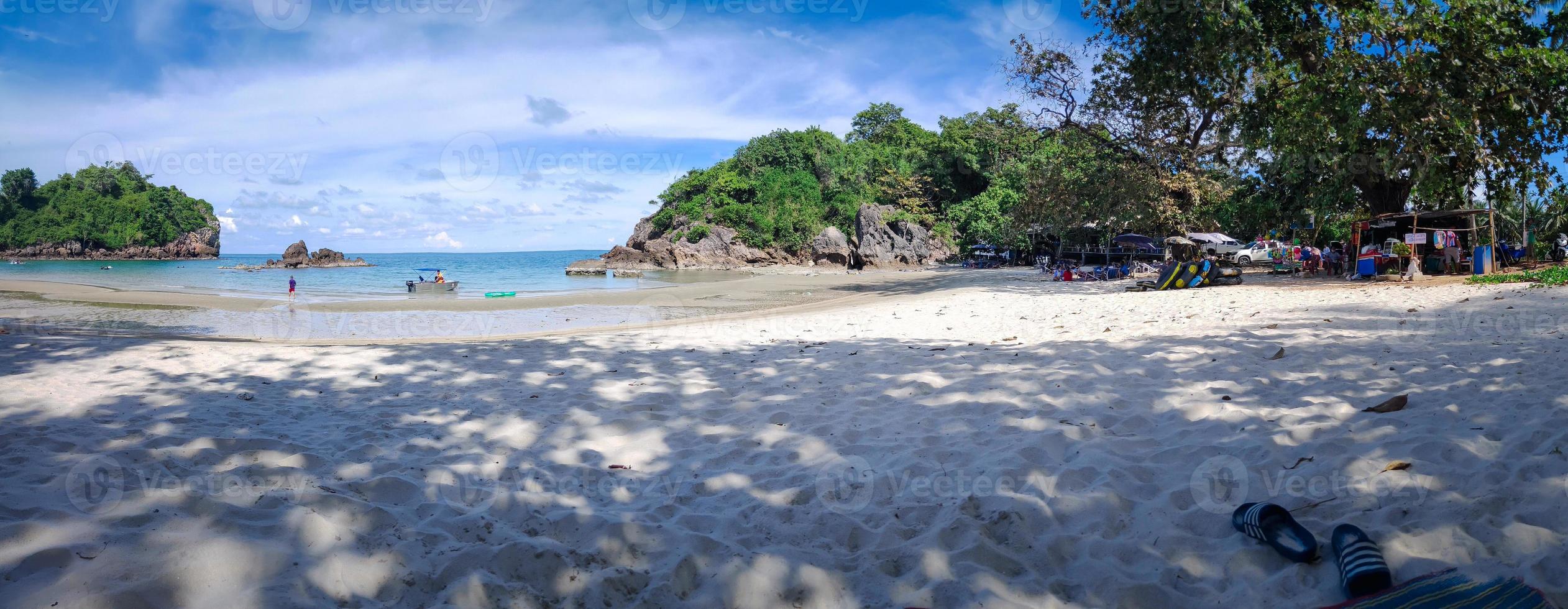 prachuap khiri khan. Tailândia. 18 de junho de 2020.a imagem do mar é brilhante. as pessoas vêm viajar nos feriados. foto