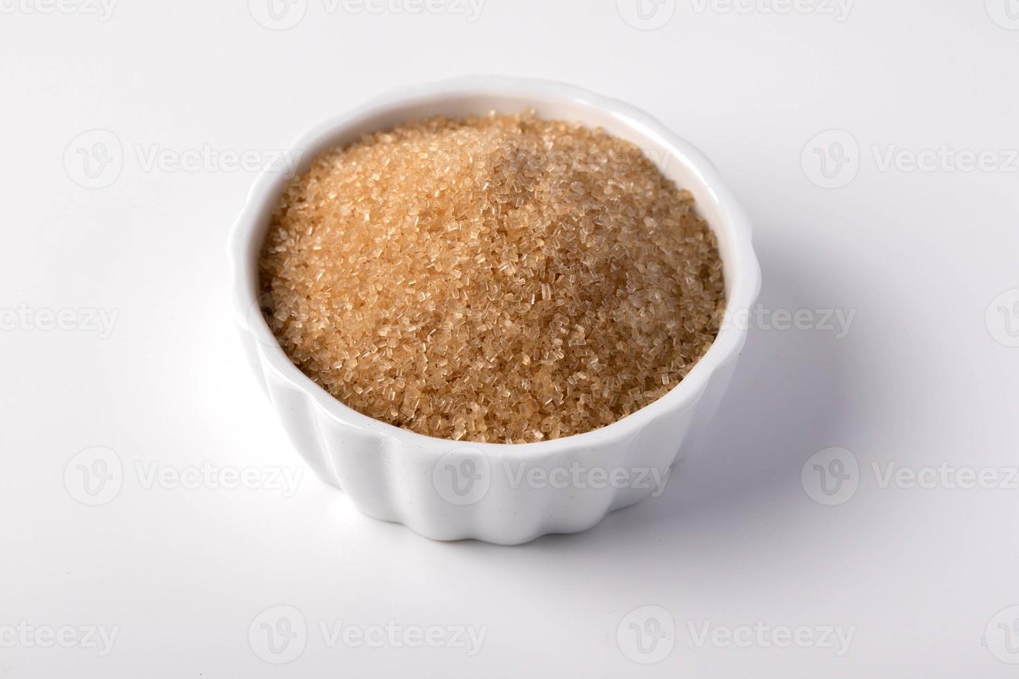 açúcar mascavo em xícara de cerâmica branca foto