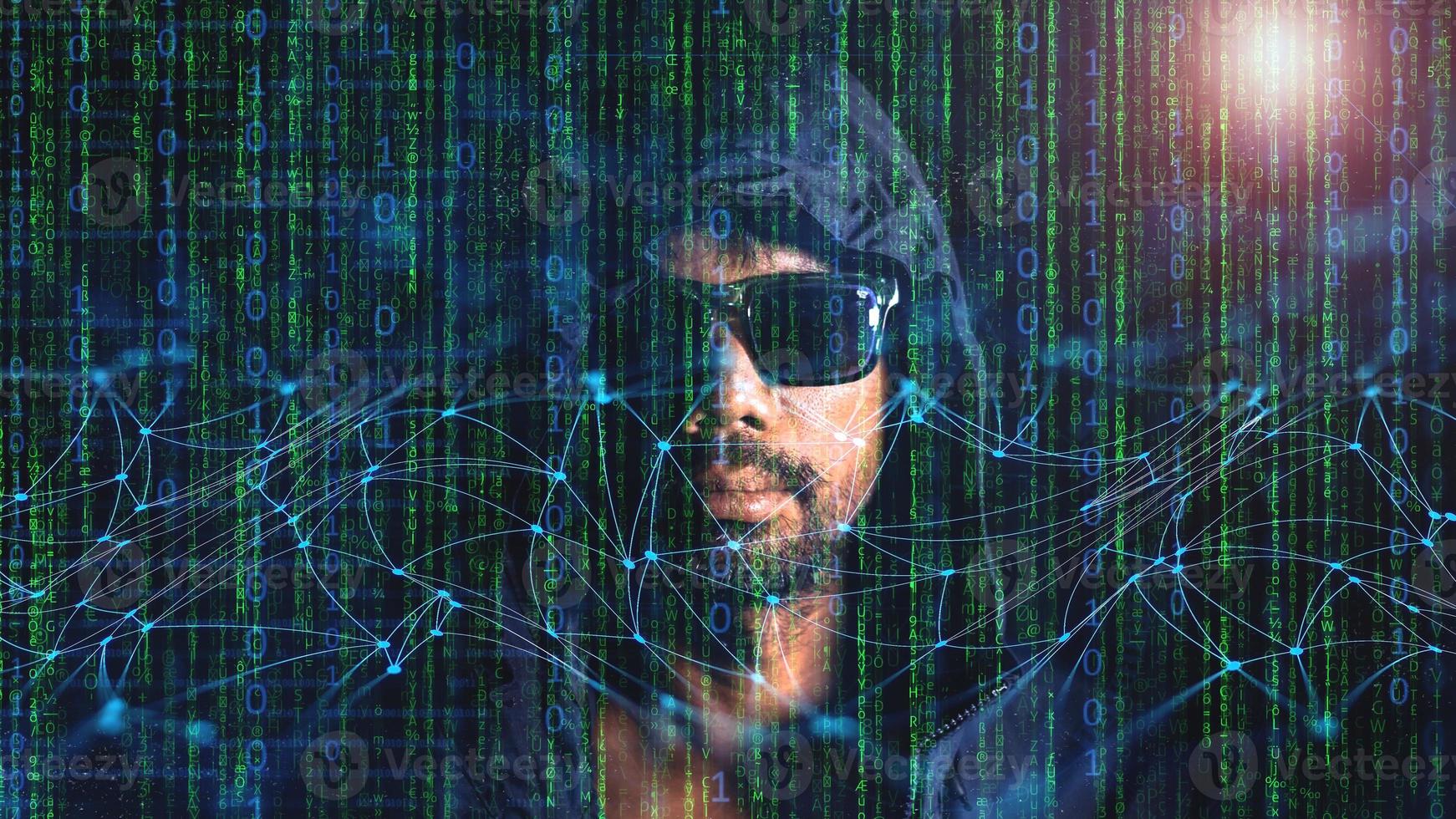 conceito de hackers e cyberpunk ou roubo de identidade de redes de computadores. um homem que não confia em fundo de tecnologia foto