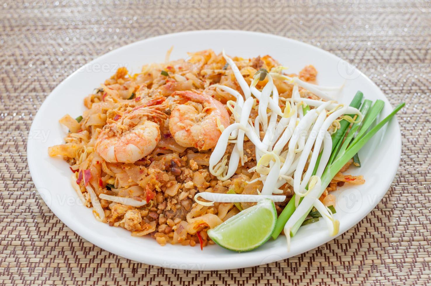 estilo tailandês de macarrão frito com camarão (pad thai) foto