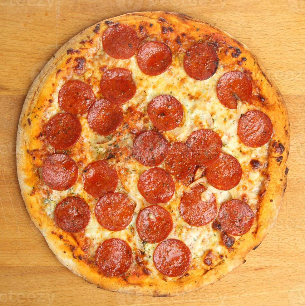 vista aérea de uma pizza de calabresa foto